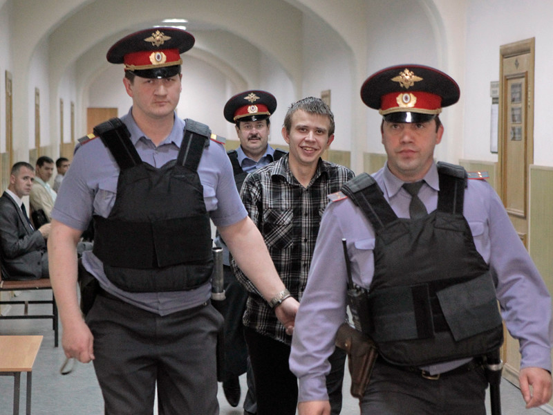 Рихард Соболев (в центре), подозреваемый в участии в беспорядках на Болотной площади, в Басманном суде Москвы,14 июня 2012 года