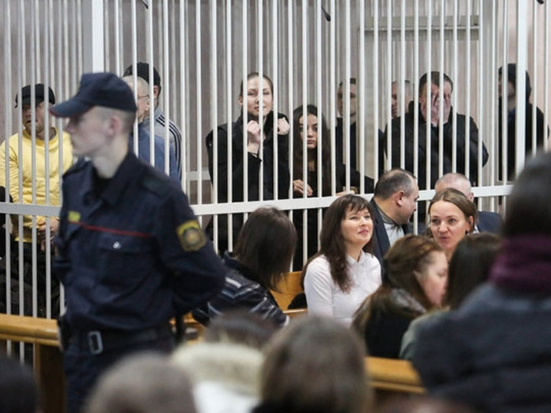 Минский городской суд вынес приговор по громкому "Делу семнадцати". На скамье подсудимых оказались 17 человек, в том числе уже бывшие сотрудники спецслужб и отставной страж порядка. Их признали виновными в наркоторговле