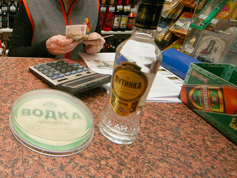 В Астрахани продавщица, пропившая деньги из кассы магазина, заявила о разбойном нападении