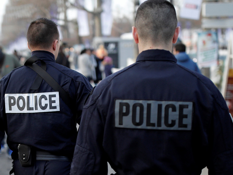 Во Франции полицейские "случайно" изнасиловали дубинкой мужчину во время задержания