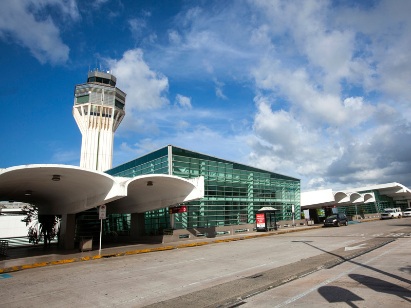 В Пуэрто-Рико 12 сотрудников аэропорта подозреваются в контрабанде 20 тонн наркотиков в США