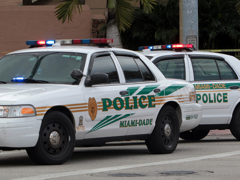 Полиция штата Флорида в США ищет преступника, который устроил стрельбу в Майами и ранил двух стражей порядка