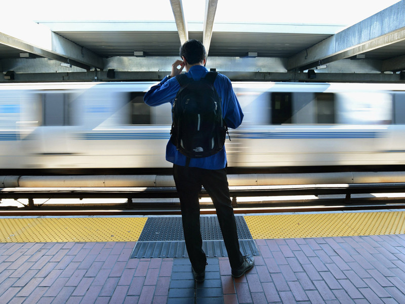 В калифорнийском Окленде полиция ищет 60 подростков, которые ограбили и избили пассажиров метро
