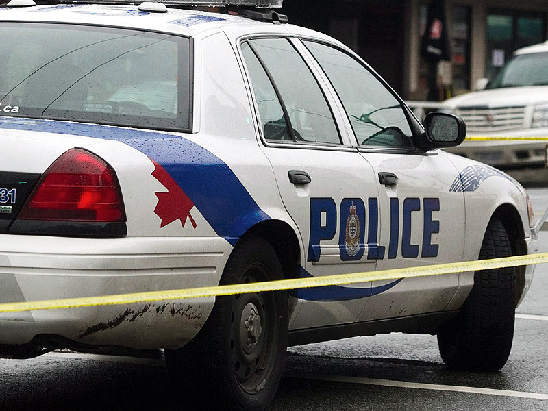 Полиция канадской провинции Манитоба выясняет обстоятельства убийства малолетнего школьника, который скончался от огнестрельного ранения. По предварительной версии, в потерпевшего случайно выстрелил его сверстник во время игры с найденным пистолетом