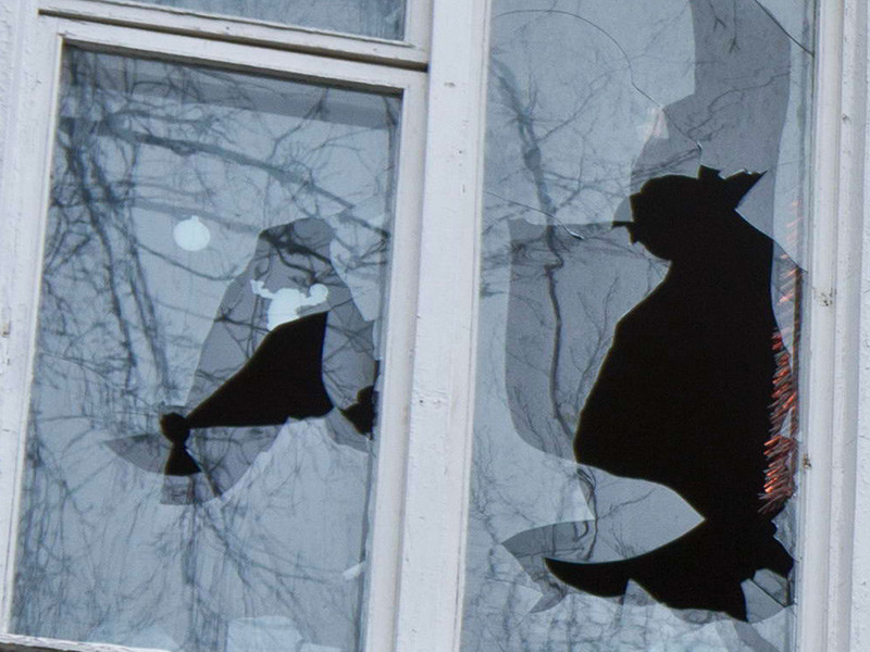 Под Саратовом коллекторы разбили окна в квартире должницы и угрожали убить ее дочь