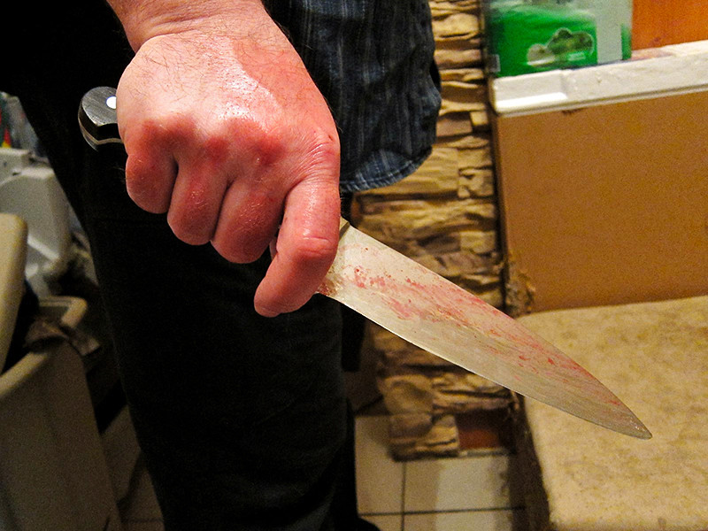 В Омске мужчина изрезал ножом гостя за брошенный на пол окурок