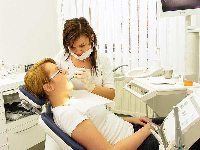 В Петербурге женщина-стоматолог удалила пациентке 22 здоровых зуба, чтобы заработать 850 тыс. рублей