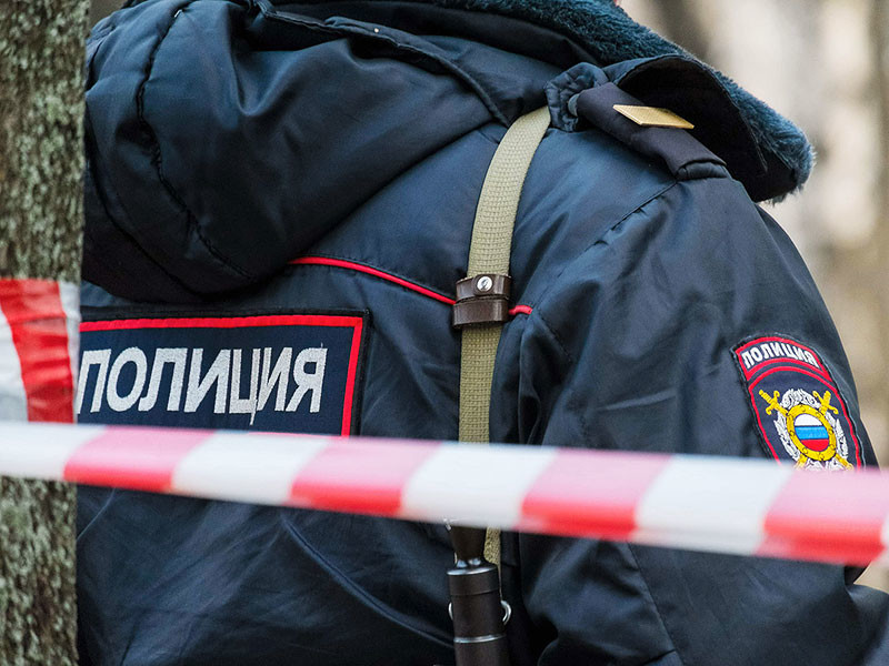 В жилом доме на юго-западе Москвы в ночь на понедельник, 15 мая, были обнаружены тела трех человек с огнестрельными ранениями. По данным СМИ, сотрудник российского МИДа убил жену выстрелом в лицо, застрелил пытавшуюся убежать пятилетнюю дочь, а затем покончил с собой