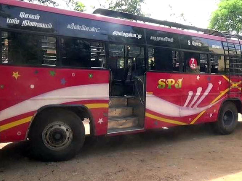 В Индии два водителя и кондуктор изнасиловали в автобусе 15-летнюю школьницу