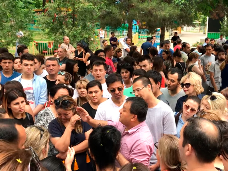 В Ташкенте сотни людей вышли на улицу после убийства 17-летнего студента-медика