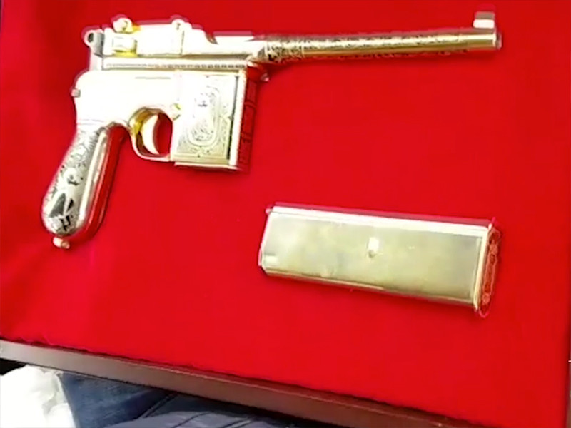 Полицейские Северной Осетии пресекли сделку по продаже раритетного боевого оружия, инкрустированного золотом. Злоумышленники, среди которых оказался выходец из Чечни, пытались получить за пистолет Mauser 10 миллионов рублей