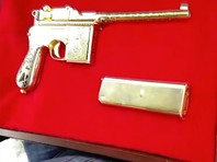 Полицейские Северной Осетии пресекли сделку по продаже раритетного боевого оружия, инкрустированного золотом. Злоумышленники, среди которых оказался выходец из Чечни, пытались получить за пистолет Mauser 10 миллионов рублей