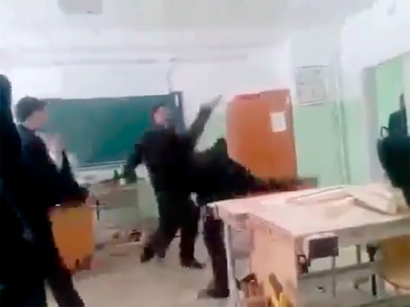 В Татарстане уволен учитель технологии, который ударил семиклассника линейкой и "отработал" на нем приемы самообороны