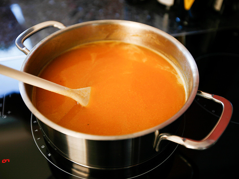 Суп кипит. Кипящий суп. Суп кипящий в кастрюле. Кастрюля опрокинутая с супом. Выкипевший суп.