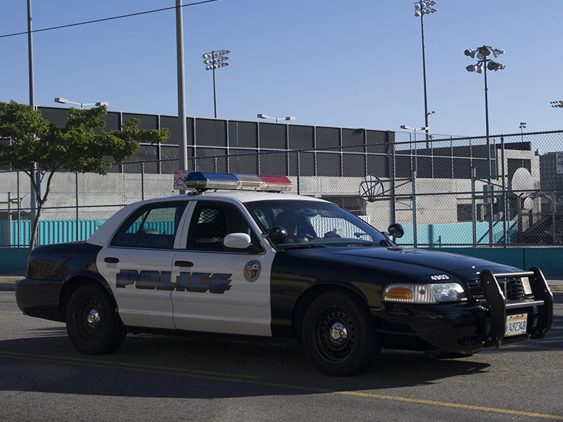 Преступления совершались в районе Голливуд в Лос-Анджелесе, причем нападавший выдавал себя за стража порядка