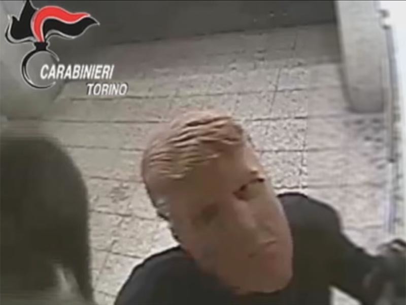 Итальянские карабинеры арестовали братьев, грабивших банкоматы в масках Дональда Трампа
