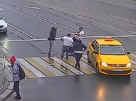 В Калининграде на проезжей части произошла драка пассажиров такси с пешеходами (ВИДЕО)