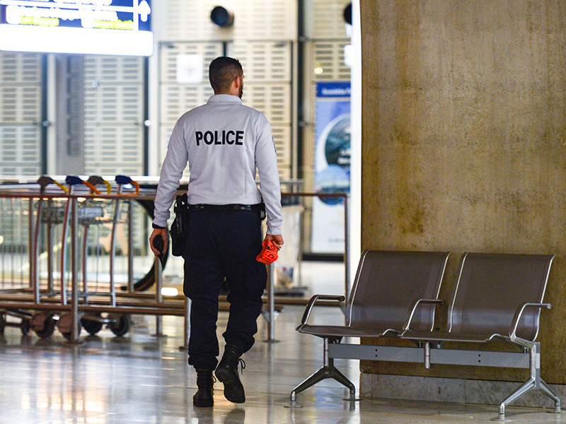 Полиция Франции расследует дерзкое ограбление, совершенное у входа в гостиницу, расположенную на территории международного аэроопорта "Руасси - Шарль-де-Голль"