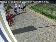 На Украине прохожий, ударив девушку по лицу, отправил ее в нокаут (ВИДЕО)