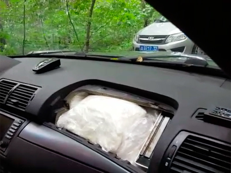 В Химкинском лесу московские силовики задержали водителя BMW, перевозившего 30 кг наркотиков
