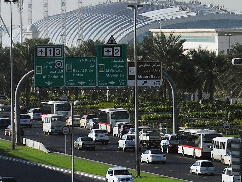 В ОАЭ полиция задержала гражданина Великобритании, который показал неприличный жест водителю во время дорожного конфликта. Теперь иностранцу грозит наказание в виде шести месяцев тюрьмы