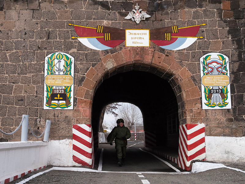 Военнослужащие на территории 102-й российской военной базы Южного военного округа в Гюмри, 2 декабря 2013 года