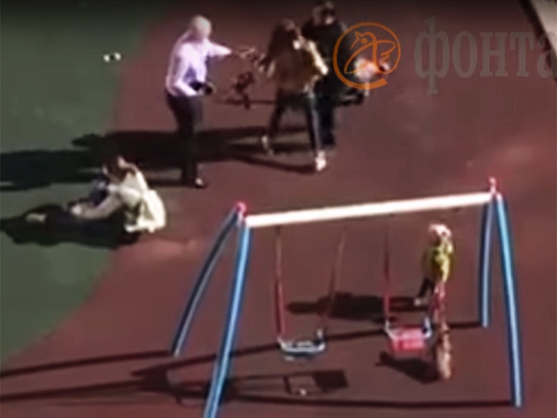 Петербурженка, выгуливая собаку, пнула ребенка на детской площадке и обожгла едким газом лицо его матери