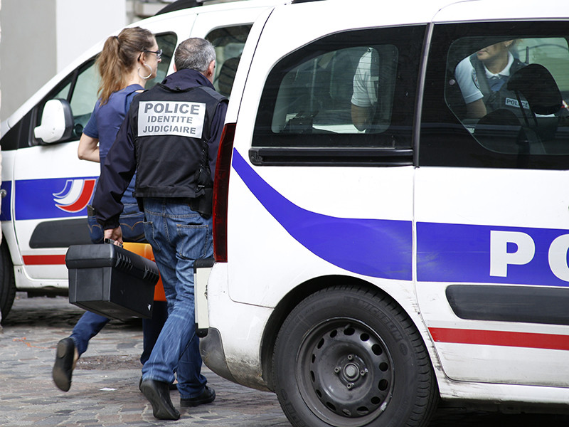 Французские полицейские ищут преступников, совершивших жестокое разбойное нападение на президента еврейской организации "Сиона" Роже Пинто и его родственников. В ходе ограбления преступники демонстрировали антисемитские взгляды