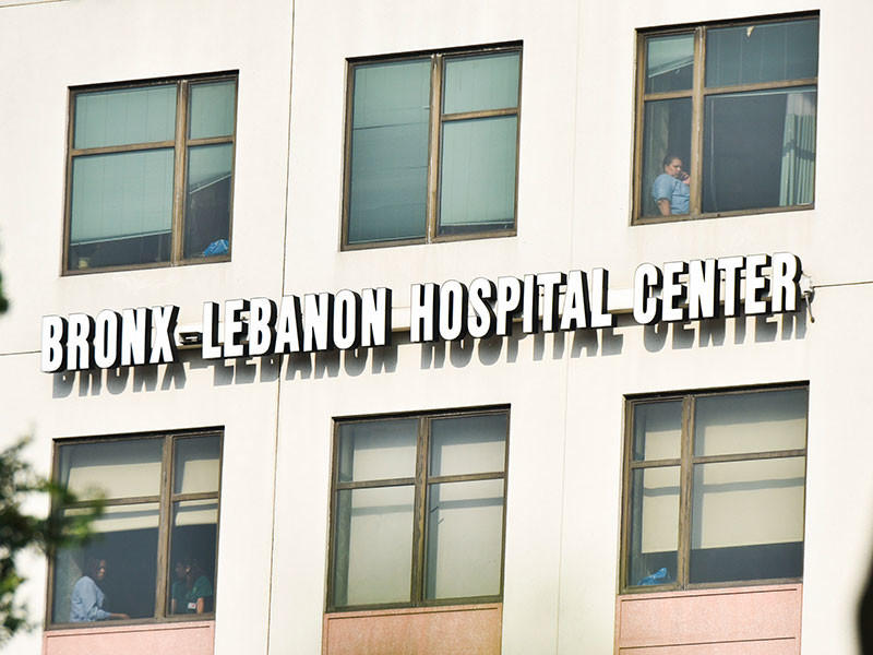 Злоумышленник надругался прямо в больничной палате над своей знакомой, поступившей в клинику Bronx-Lebanon Hospital с тяжелыми повреждениями головного мозга