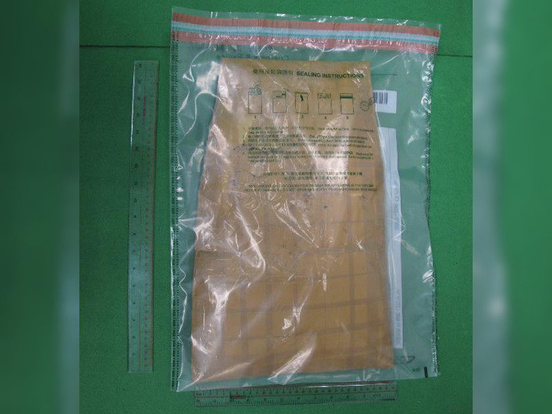 Запрещенные вещества у женщины нашли во время обычного досмотра. 2,6 килограмма кокаина были спрятаны в потайном отделении рюкзака. Стоимость контрабанды достигает 2,4 млн гонконгских долларов (307 тысяч долларов США)