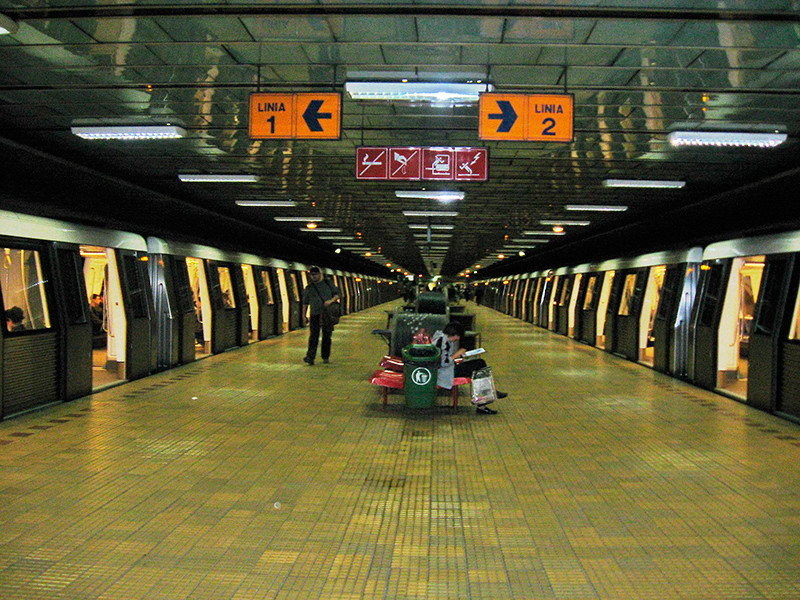В Румынии женщина столкнула беременную пассажирку метро под поезд