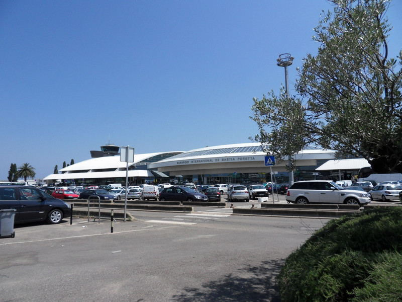 В аэропорту Корсики произошла стрельба: один человек убит, двое ранено