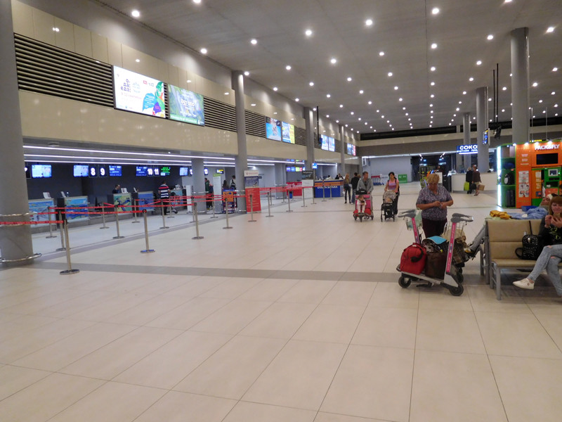 Сотрудницы аэропорта на черноморском курорте обокрали пассажирку на 7 тысяч евро