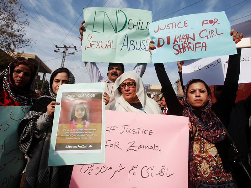 Поводом для массового выступления 10 января стало убийство семилетней жительницы Касура по имени Зейнаб. Девочка пропала 4 января по пути в школу