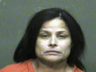 Суд штата Оклахома в США вынес 12 февраля приговор 51-летней Хуаните Гомес, которая признана виновной в жестоком ритуальном убийстве своей 33-летней дочери. Орудием преступления стал крест-распятие, который злоумышленница затолкала в горло потерпевшей. Гомес полагала, что ее дочь одержима бесами