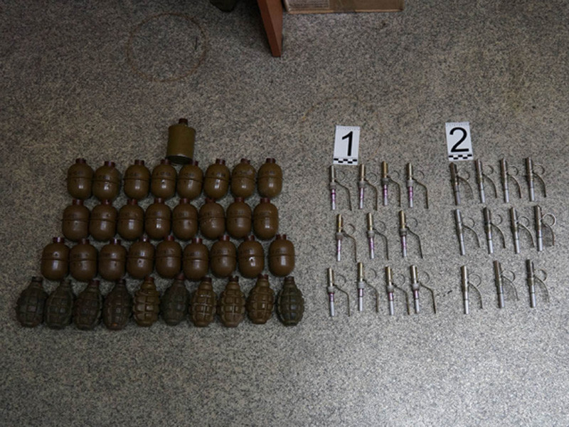 Полиция Ростовской области обнаружила арсенал в одном из частных домов Таганрога. Там местный житель хранил две единицы автоматического оружия, десятки гранат и другие боеприпасы