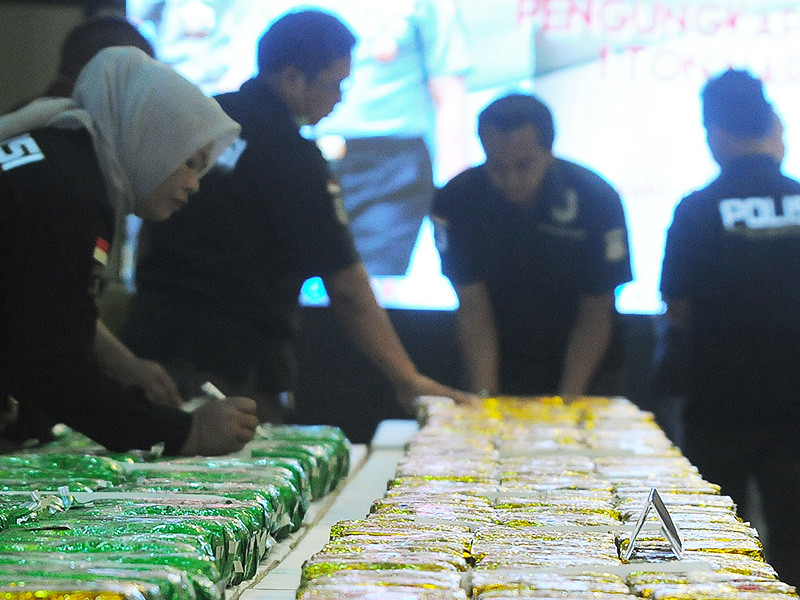 Сотрудники правоохранительных органов Тайваня в ходе рейда в минувшие выходные изъяли на одной из рыбацких лодок в порту города Гаосюн свыше тысячи килограммов наркотического медицинского препарата кетамин. Это крупнейшая партия из тех, что удавалось конфисковать