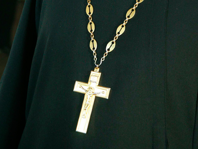 В Пскове священник, осужденный за хранение наркотиков и оружия, вернулся к службе