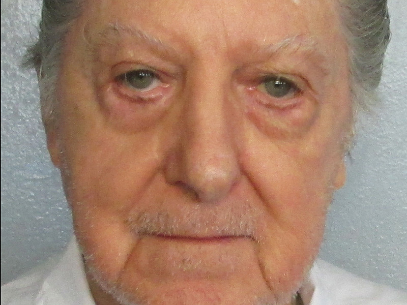 Власти американского штата Алабама привели 19 апреля в исполнение смертный приговор, вынесенный 83-летнему Уолтеру Лерою Муди, передает Reuters. Он признан виновным в организации взрывов, в результате которых смертельные ранения получили судья апелляционного суда и адвокат