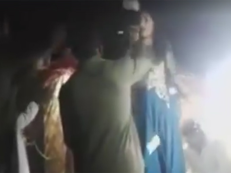 В Пакистане беременную певицу застрелили во время выступления после отказа петь стоя