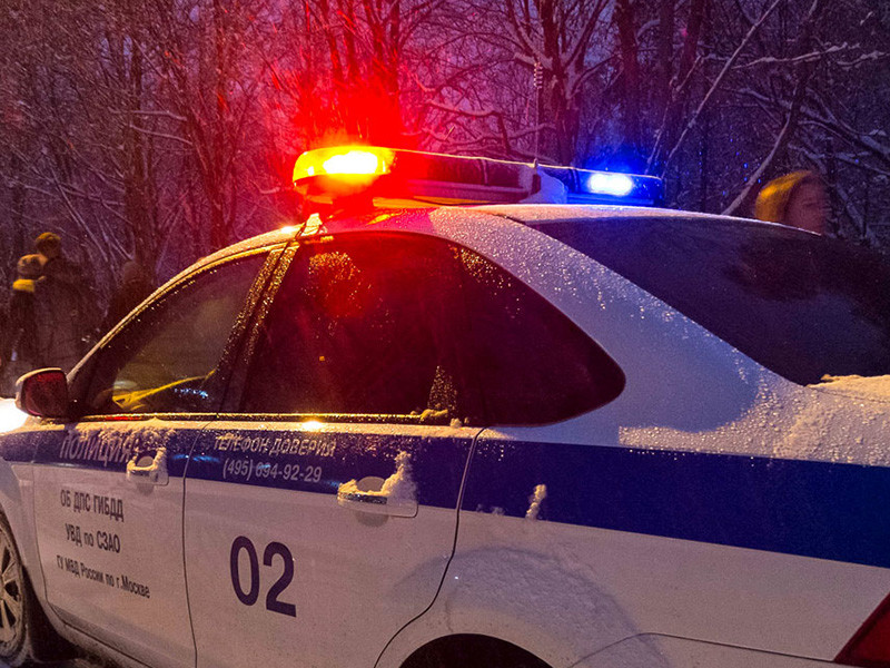 Сотрудники полиции Москвы задержали местного жителя, который сделал несколько выстрелов из окна дома. К счастью, никто не пострадал. В момент происшествия хулиган находился в нетрезвом состоянии
