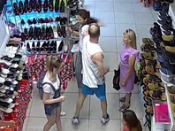 Полиция Волгоградской области выясняет обстоятельства нападения на сотрудницу одного из магазинов в торговом центре "Китай-Город" в Волжском. Там мужчина ударил по лицу продавщицу, у которой его знакомая купила пару обуви