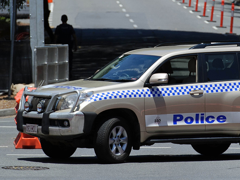 Полиция Новой Зеландии случайно нашла похищенных женщин в багажнике машины, которая упала с моста во время погони за подростками-угонщиками
