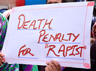 В штате Джаркханд на востоке Индии вооруженные люди похитили и изнасиловали пятерых активисток НКО, проводивших уличную акцию против работорговли. Девушек затащили в машины и отвезли в "отдаленное место"

