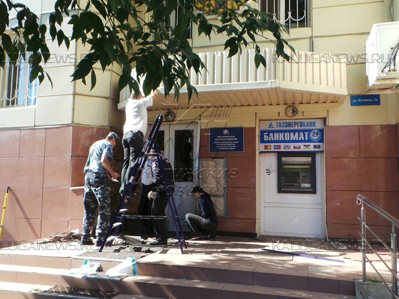В Калуге бомбисты провели "пенсионную реформу" - взорвали вход в местное отделение Пенсионного фонда