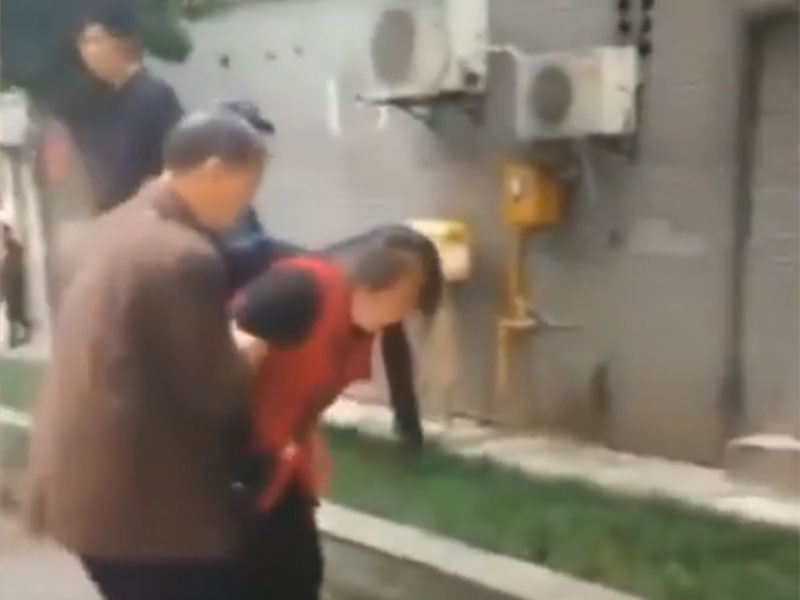 В китайском Чунцине вооруженная кухонным ножом женщина ранила 14 воспитанников детского сада. Об этом сообщается на местном новостном портале Ming Pao