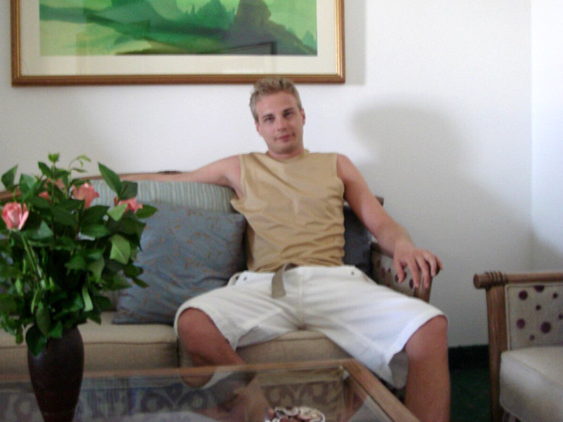 32-летний местный житель Андрей Деменков, сын известного питерского бизнесмена, объявлен в розыск после того, как в начале сентября в его квартире было обнаружено тело 21-летней Кудровой, которая работала в эскорт-агентстве, снималась в порнороликах