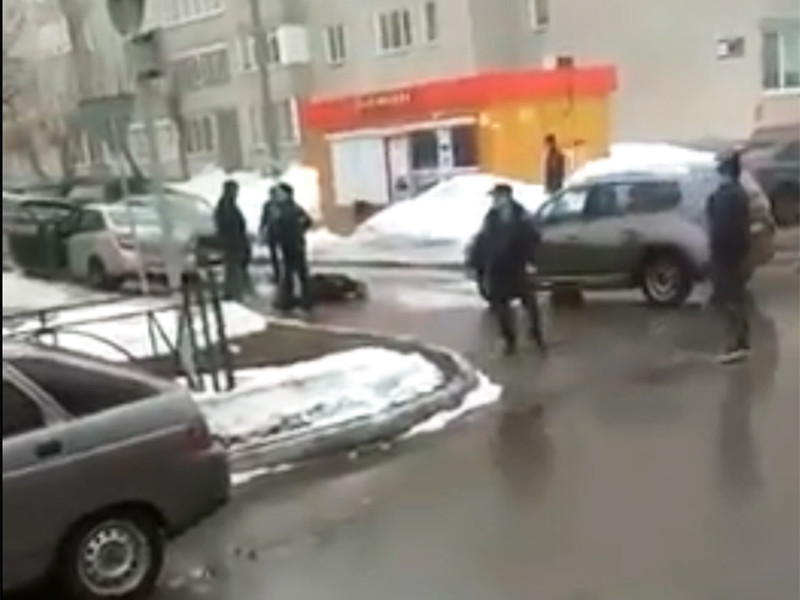 В Нижнекамске неизвестный зарезал полицейского у здания УВД и был убит 