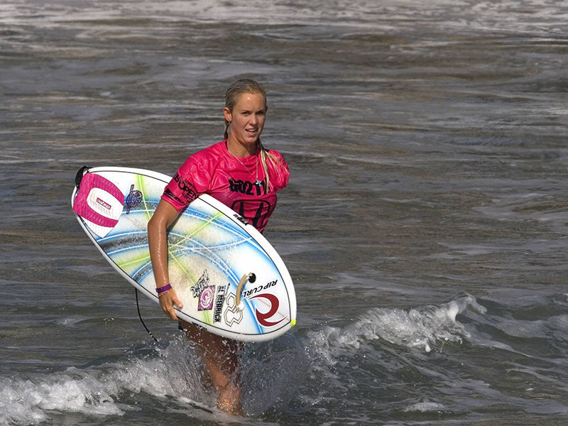 26-летняя американка Бетани Хэмилтон, в юности потерявшая руку после нападения акулы, заняла третье место на турнире Мировой лиги серфинга на Фиджи