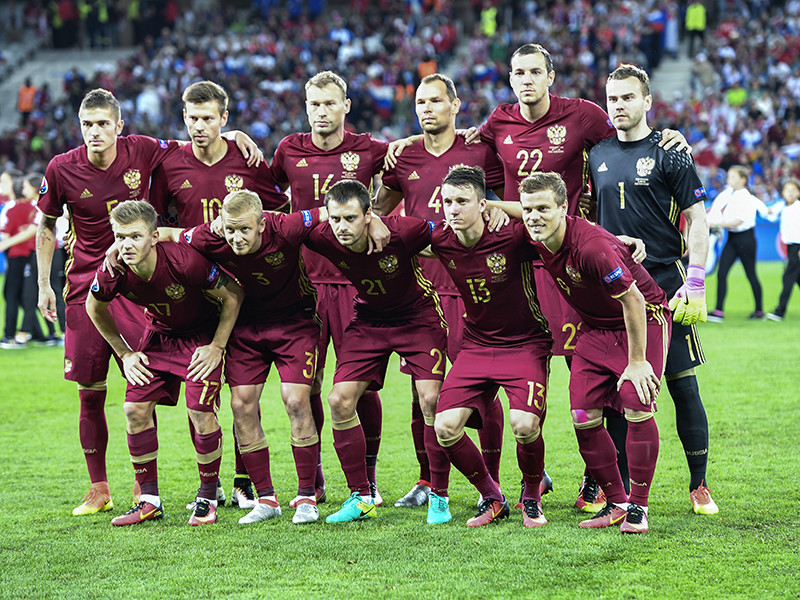 Поражение сборной России во втором туре группового этапа чемпионата Европы по футболу от дебютантов турнира словаков (1:2) стало для нашей команды 13-м на первенствах континента
